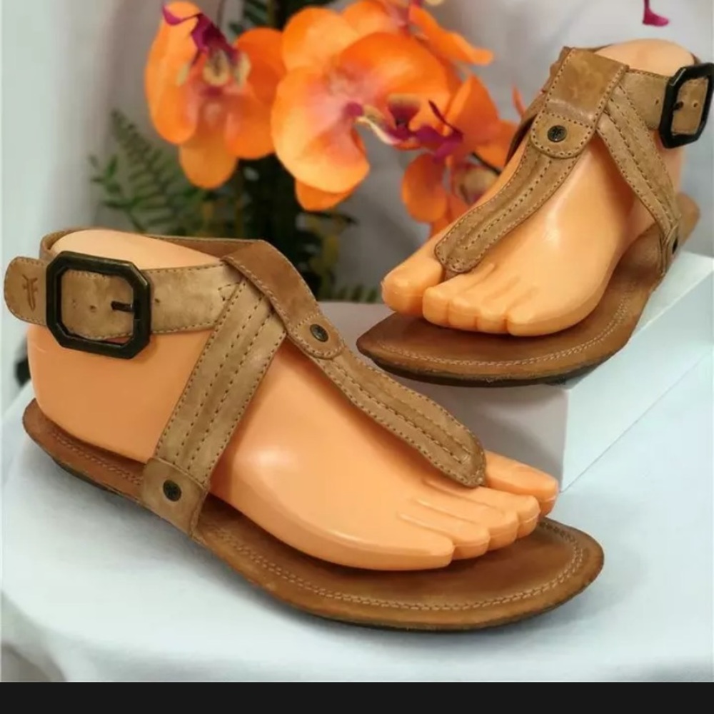 FRYE Alessia Trapunto Taupe/Brown Leather T Strap with Buckle Flat Sandals
